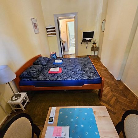 Cricket Park Hostel ベオグラード エクステリア 写真