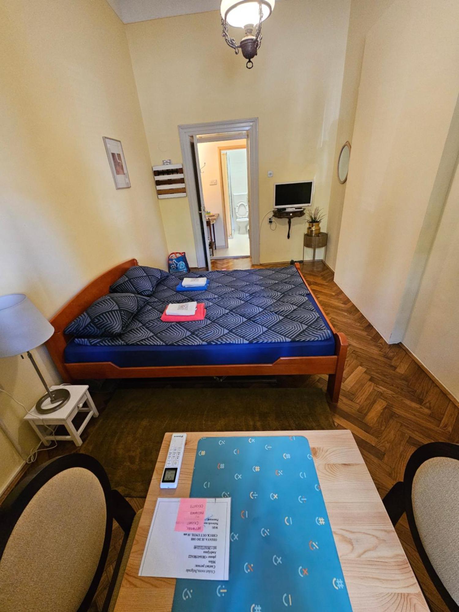 Cricket Park Hostel ベオグラード エクステリア 写真