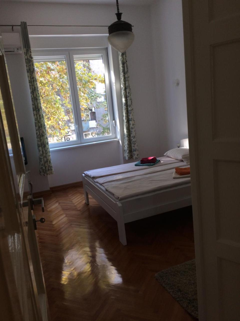 Cricket Park Hostel ベオグラード エクステリア 写真