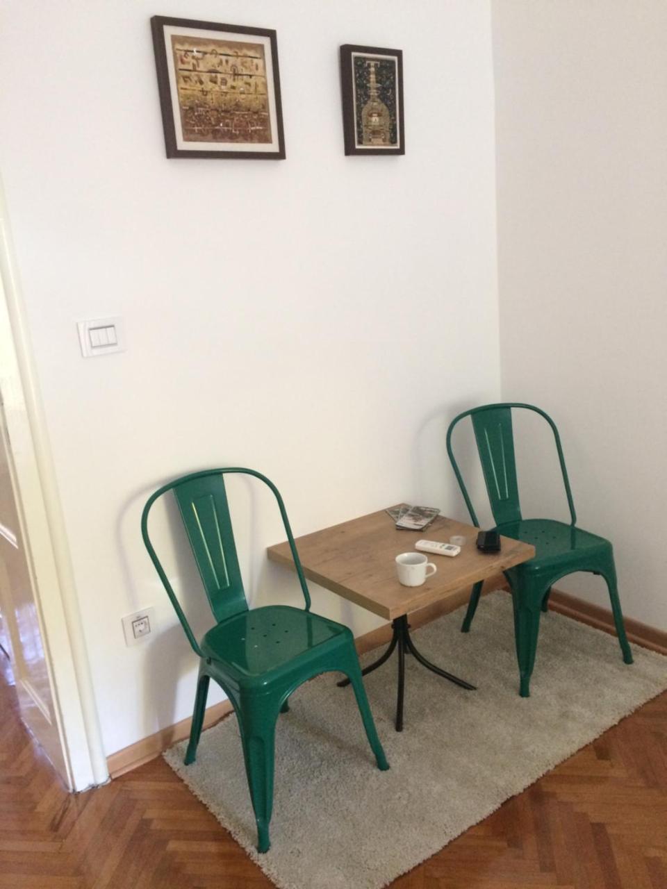 Cricket Park Hostel ベオグラード エクステリア 写真