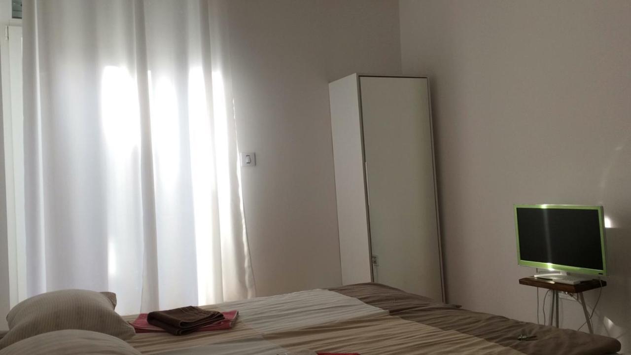 Cricket Park Hostel ベオグラード エクステリア 写真