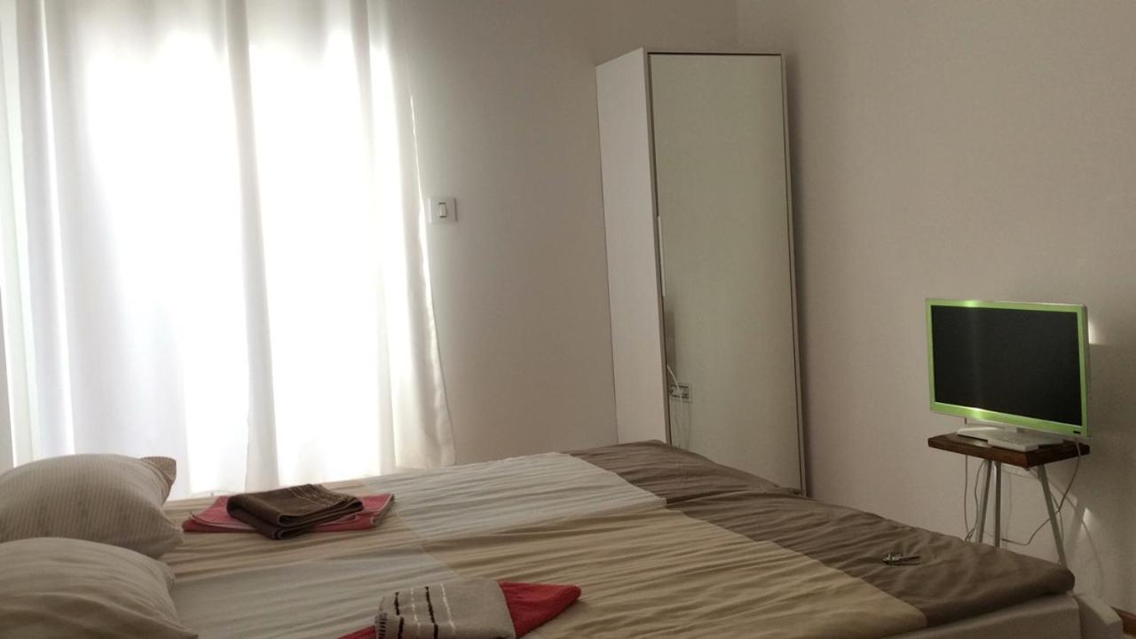 Cricket Park Hostel ベオグラード エクステリア 写真