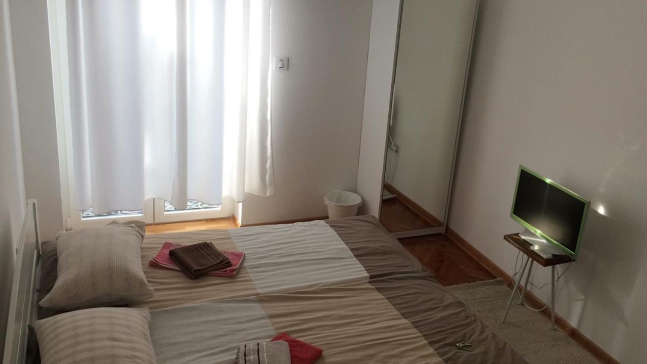 Cricket Park Hostel ベオグラード エクステリア 写真